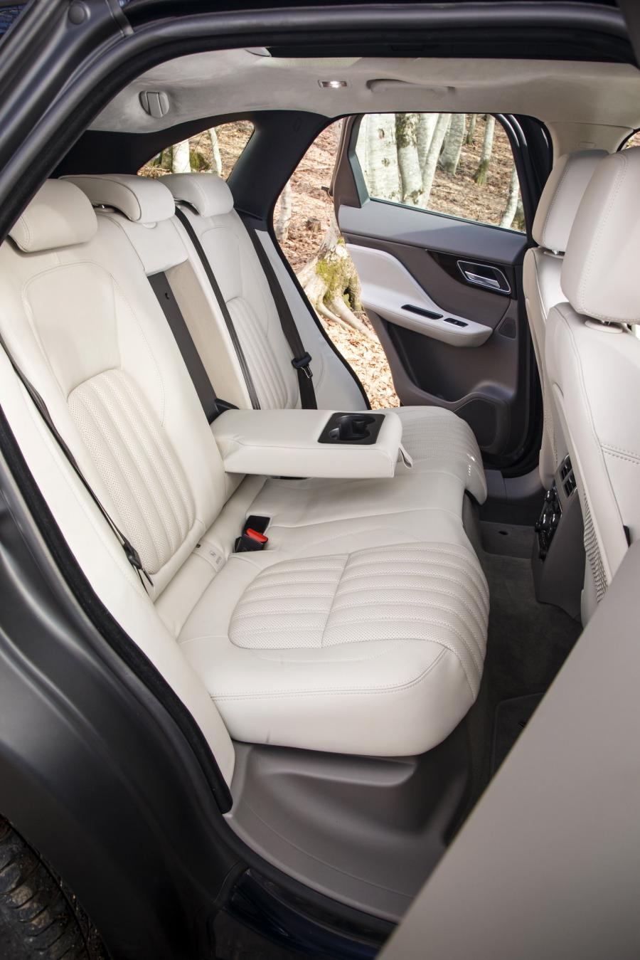  Jaguar F-Pace Portfolio 2016 года  (фото 22 из 31)